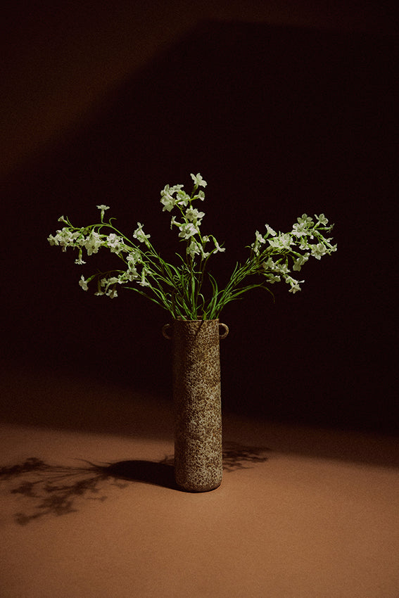 Lange vaas van HKliving in reactive bruin keramiek, met een slanke vorm en glanzende afwerking, geschikt voor bloemen en decoratie