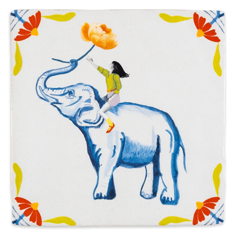 Decoratieve tegel van 10x10 cm van StoryTiles met een lieve gebaar afbeelding, geschikt voor muurdecoratie of accent in huis.