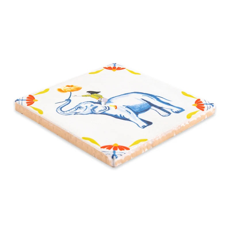 Decoratieve tegeltje met lieve gebaar van StoryTiles, 10x10cm, met kleurrijk ontwerp en vriendelijke afbeelding.
