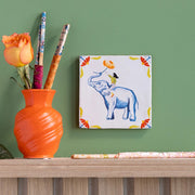 Decoratieve tegel van 10x10cm met een liefdevolle handgebaar in kleurrijke stijl, van StoryTiles.