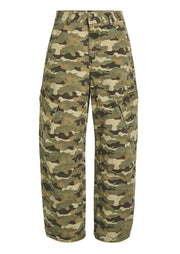 Camo MACY PANTS van Circle of Trust, comfortabele broek met camouflagepatroon, getoond op een model.