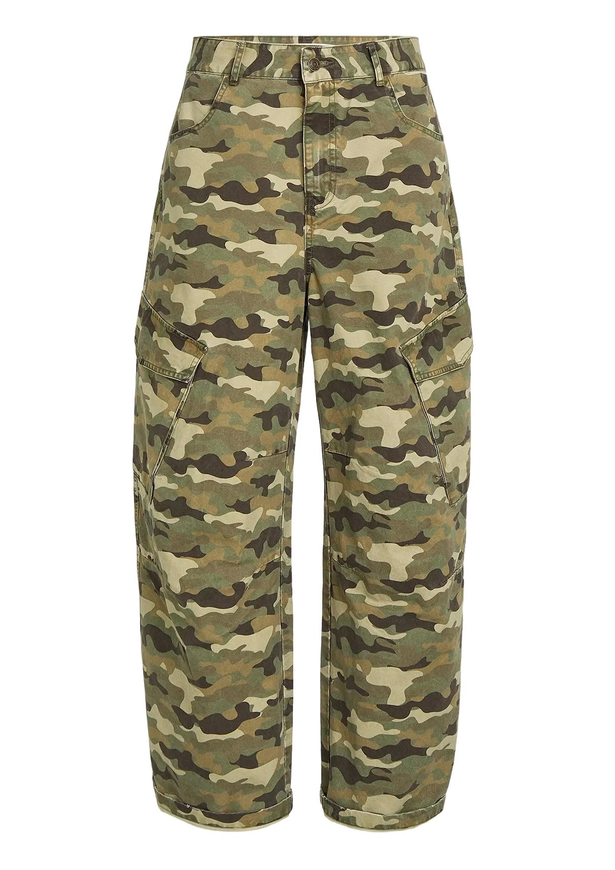 Camo MACY PANTS van Circle of Trust, comfortabele broek met camouflagepatroon, getoond op een model.
