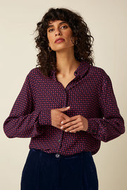 Klassieke King Louie Maisie blouse in Chartre 445 avondblauw, met lange mouwen en subtiele details op de afbeelding