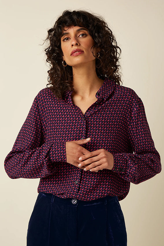 Klassieke King Louie Maisie blouse in Chartre 445 avondblauw, met lange mouwen en subtiele details op de afbeelding