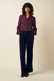 Zijaanzicht van de King Louie Maisie blouse in Chartre 445 Evening Blue, lichtblauwe blouse met geplooide details en lange mouwen.