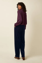 King Louie Maisie blouse in Chartre 445 Evening Blue, met lange mouwen en ronde hals, gedragen door een vrouw.