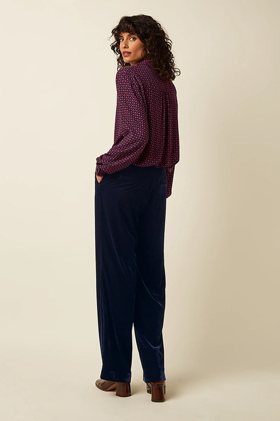 King Louie Maisie blouse in Chartre 445 Evening Blue, met lange mouwen en ronde hals, gedragen door een vrouw.