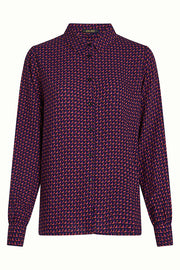 King Louie Maisie blouse Chartre 445 in avondblauw, close-up van de gekleurde blouse met details en stofstructuur.
