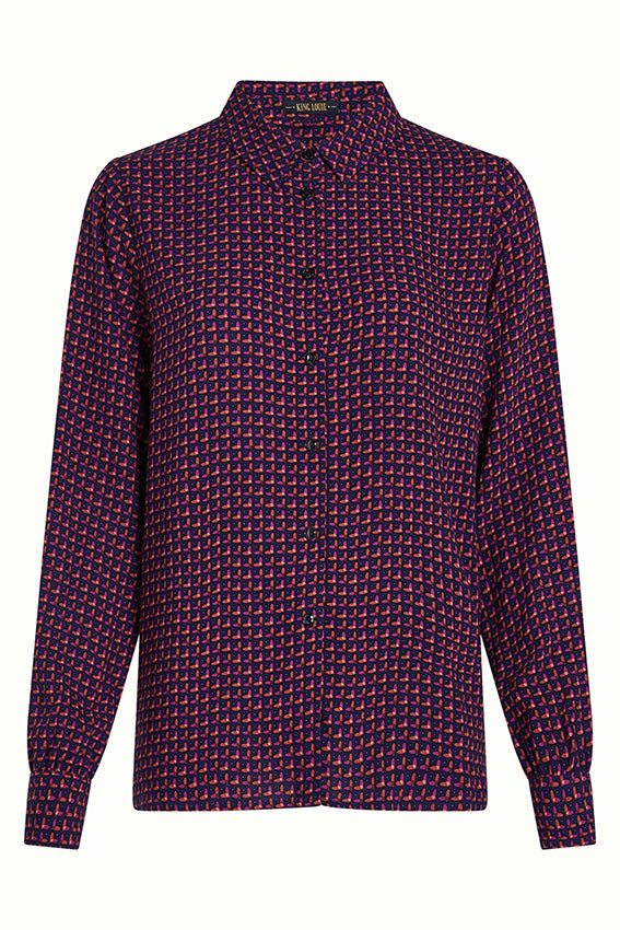 King Louie Maisie blouse Chartre 445 in avondblauw, close-up van de gekleurde blouse met details en stofstructuur.