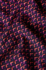 Koning Louie Maisie blouse in Chartre 445 avondblauw, close-up van de gekleurde blouses met details en stoffen.