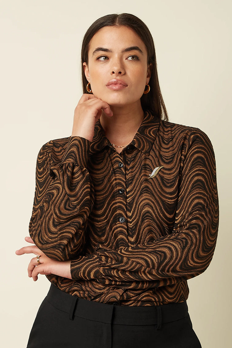 Zwarte Maisie blouse van King Louie met Jackie Jaxquard patroon, korte mouwen en ronde hals, gedragen door een model.