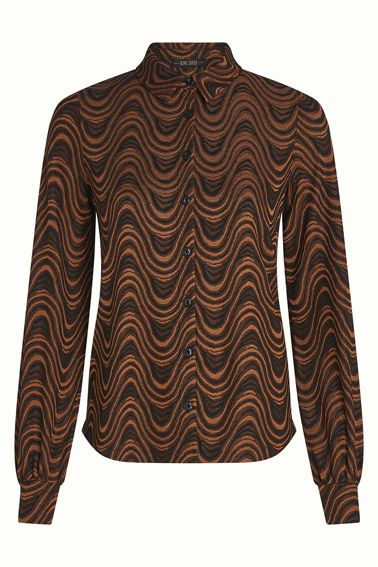 Zwarte Maisie blouse van King Louie met Jackie jacquard patroon, korte mouwen en ronde hals, gedragen door een model.