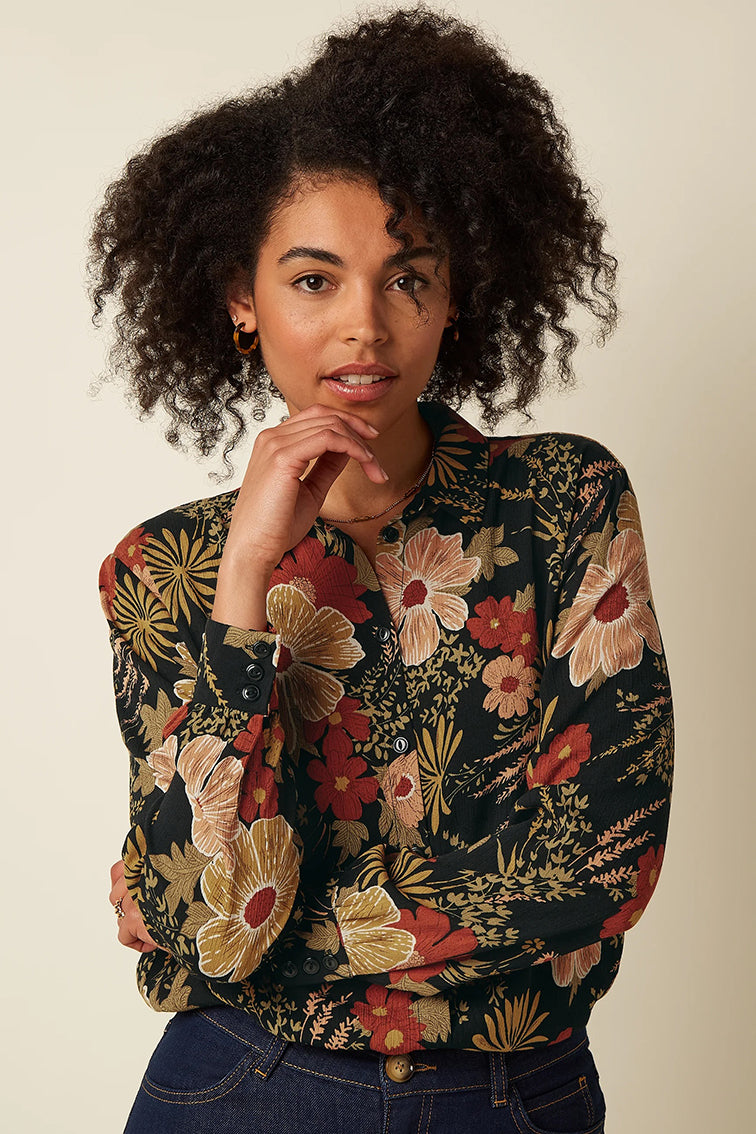 Zwarte Maisie blouse van King Louie met elegante mouwen en comfortabele pasvorm, gedragen door een model.