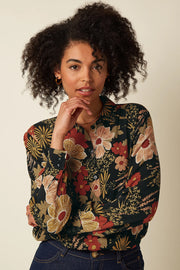 Zwarte Maisie blouse van King Louie met elegante mouwen en comfortabele pasvorm, gedragen door een model.