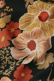 Zwarte Maisie blouse van King Louie met ronde hals en lange mouwen, getoond op een model.