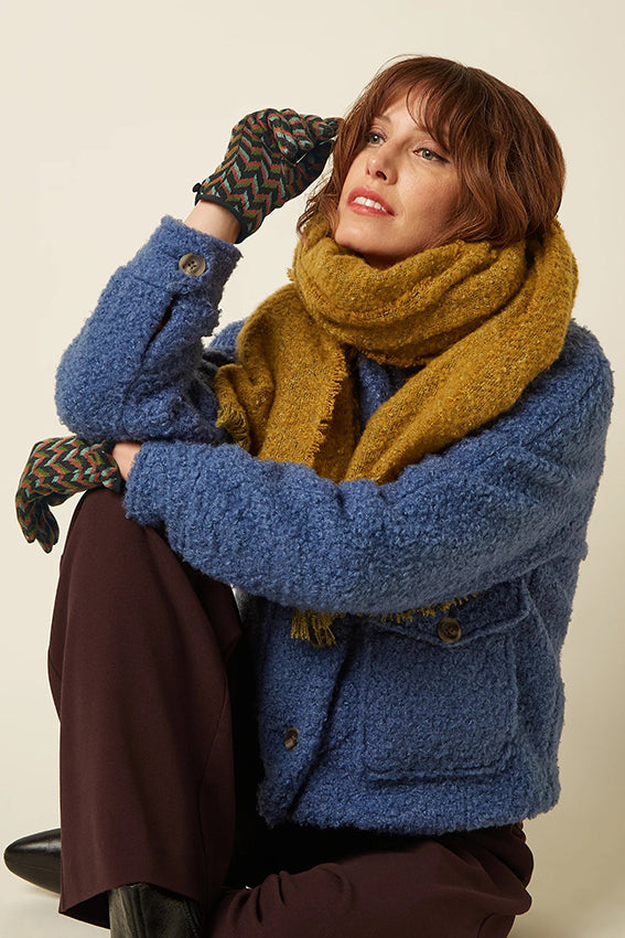 Luxe handschoen van King Louie Mirelle Glove 554 in spicy bruin, zachte stoffen en stijlvolle uitstraling, close-up van de handschoen