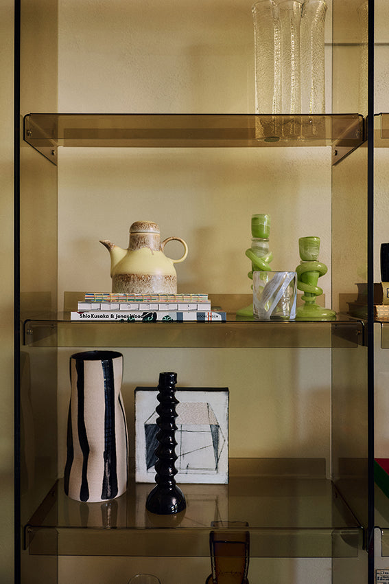 HKliving monovase in zandkleur en zwart, keramisch ontwerp met strakke lijnen en mat afwerking, geschikt voor bloemen en decoratie