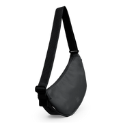 Zwarte kleine Moon Bag van Gotbag met monochroom ontwerp, zichtbaar op de afbeelding.