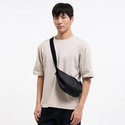 Zwarte kleine Moon Bag van Gotbag met monochroom ontwerp, zichtbaar op de afbeelding.