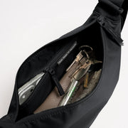 Zwarte Moon Bag Small Monochrome van Gotbag met minimalistisch design en compact formaat, zichtbaar in de afbeelding.