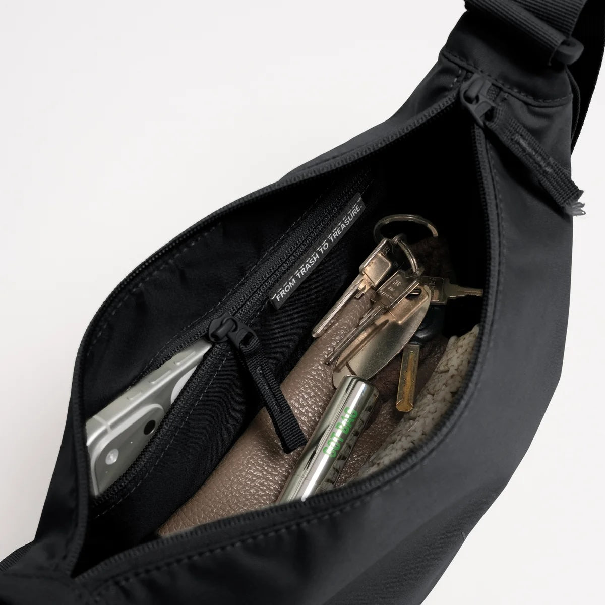 Zwarte Moon Bag Small Monochrome van Gotbag met minimalistisch design en compact formaat, zichtbaar in de afbeelding.