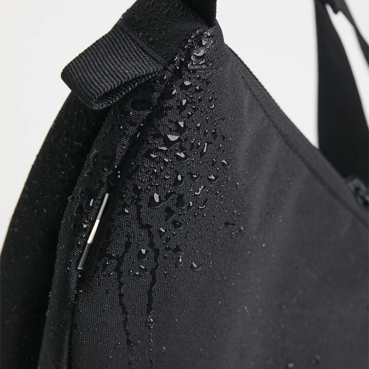 Zwarte Moon Bag Small Monochrome van Gotbag, kleine tas met strak zwart ontwerp en stevige afwerking, geschikt voor dagelijks gebruik