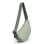 Kleine monochrome Moon Bag van Gotbag met zwart ontwerp en verstelbare schouderband, zichtbaar van de zijkant.