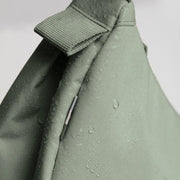 Kleine monochrome Moon Bag van Gotbag met 605 bass kleur, zichtbaar met verstelbare schouderriem en minimalistisch ontwerp