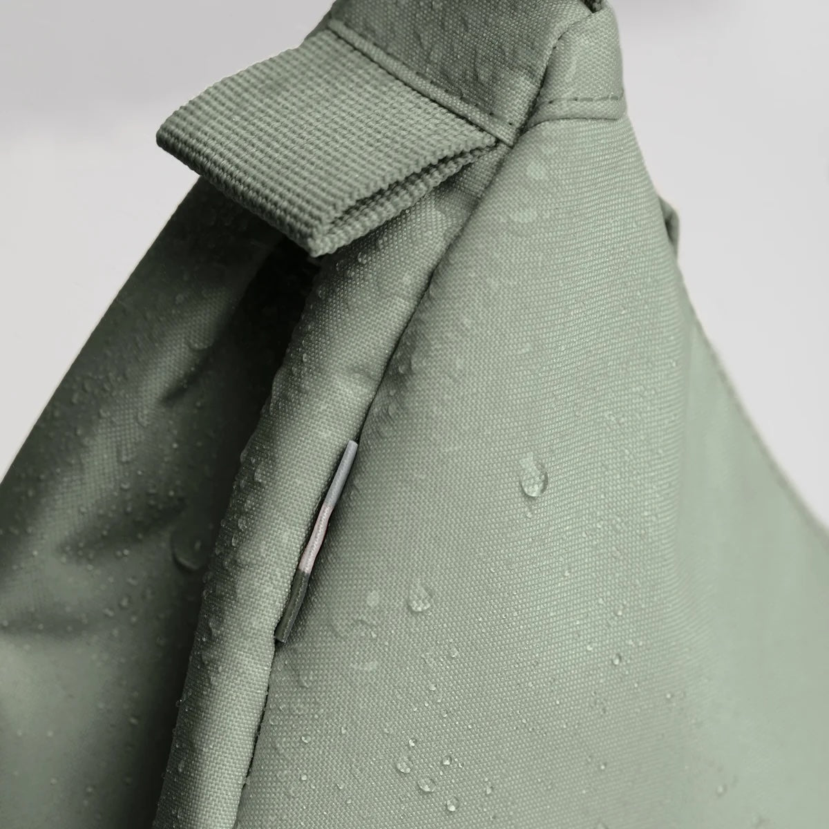 Kleine monochrome Moon Bag van Gotbag met 605 bass kleur, zichtbaar met verstelbare schouderriem en minimalistisch ontwerp