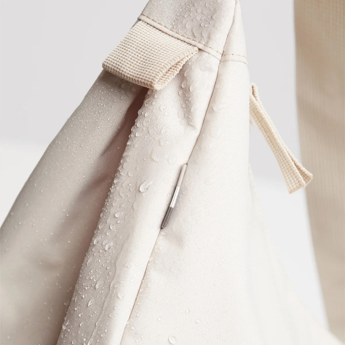 Donkere kleine monochrome Moon Bag van Gotbag met zachte shell, zichtbaar in een close-up foto met details van het materiaal.