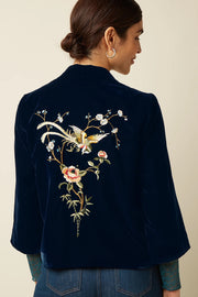Lichtblauwe Noor Gamine jas van King Louie met zachte stoffen en stijlvolle pasvorm, perfect voor elegante gelegenheden