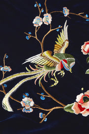 Lichtblauwe Noor Gamine jas van King Louie met elegante snit en knopen, gedragen door een vrouw.
