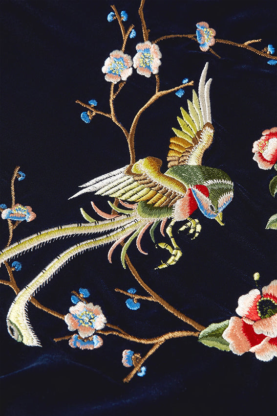 Lichtblauwe Noor Gamine jas van King Louie met elegante snit en knopen, gedragen door een vrouw.