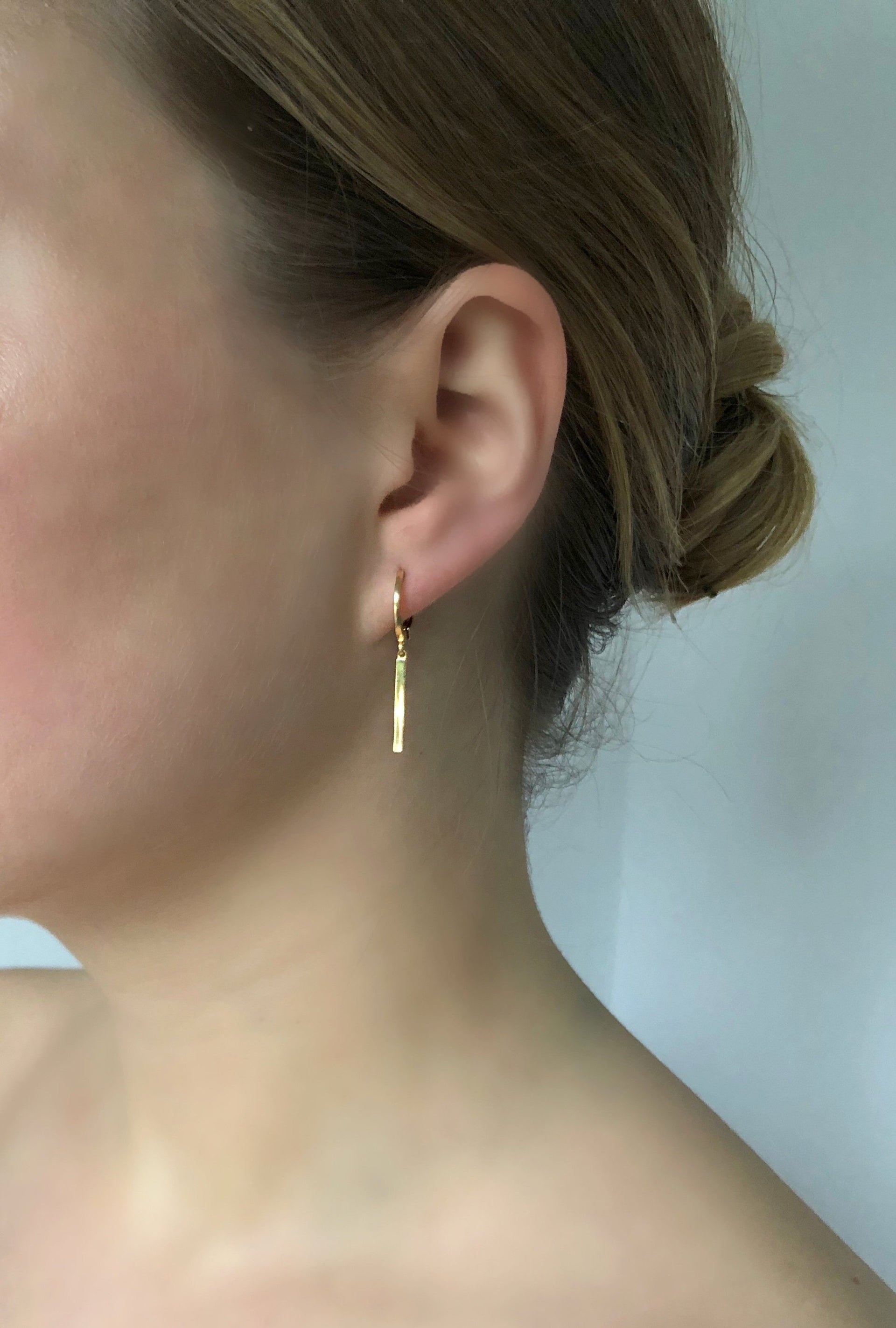 Oorbel met bedeltje(enkel) staafje - LEEF mode en accessoires