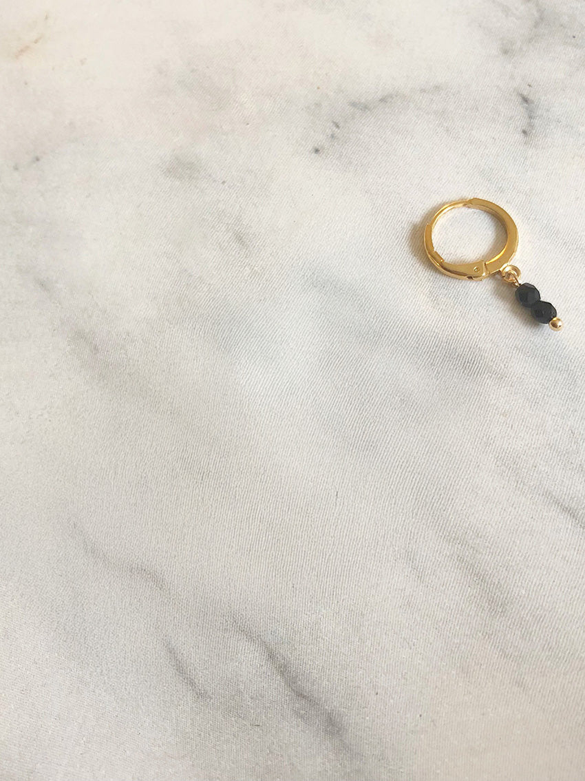 Oorbel met bedeltje(enkel)zwarte steentjes - LEEF mode en accessoires