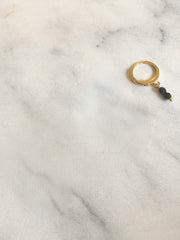 Oorbel met bedeltje(enkel)zwarte steentjes - LEEF mode en accessoires