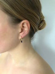 Oorbel met bedeltje(enkel)zwarte steentjes - LEEF mode en accessoires