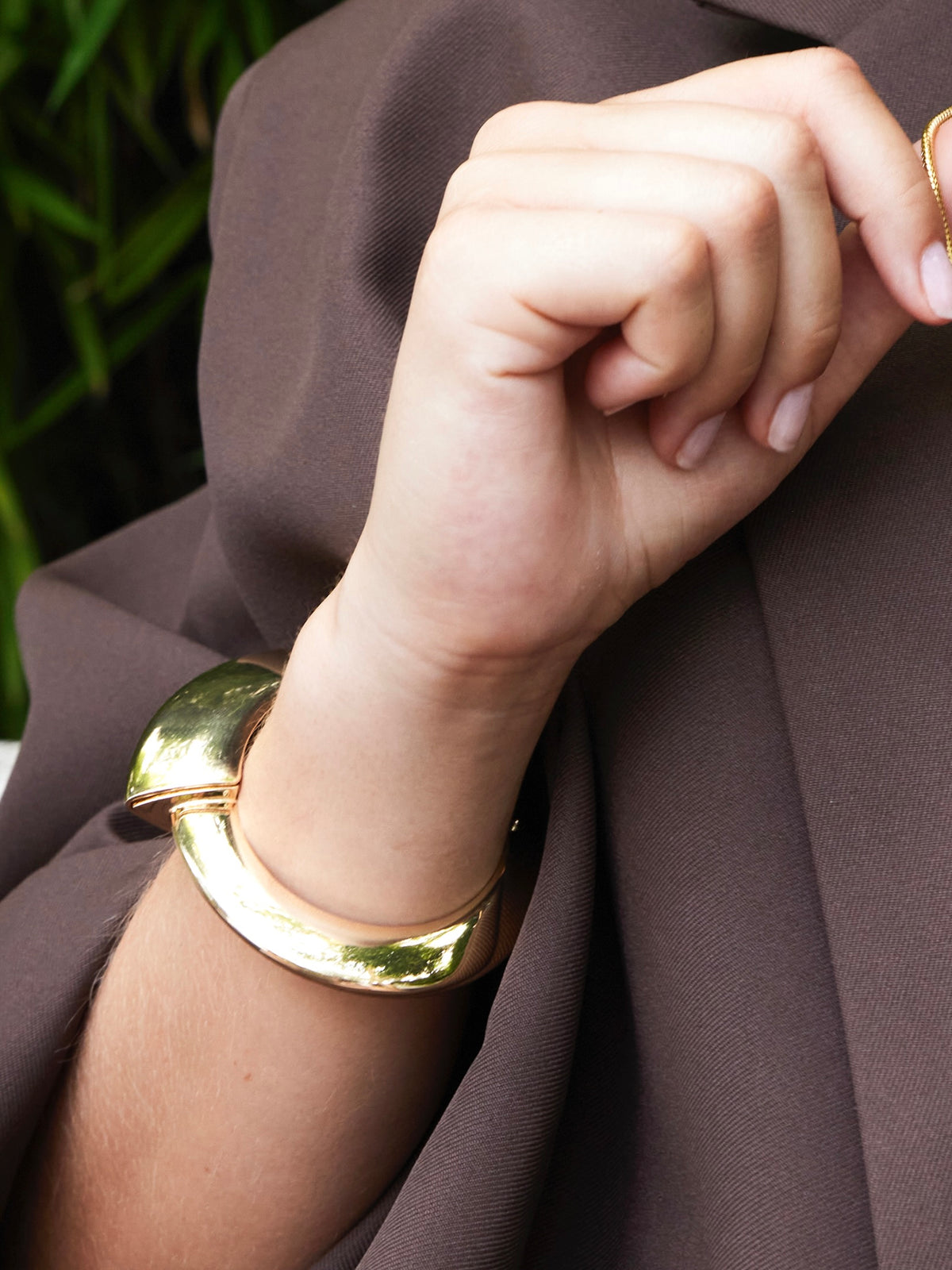 Goudkleurig plat organisch scharnierarmband van Ellen Beekmans, gedetailleerd en elegant ontwerp voor dames.