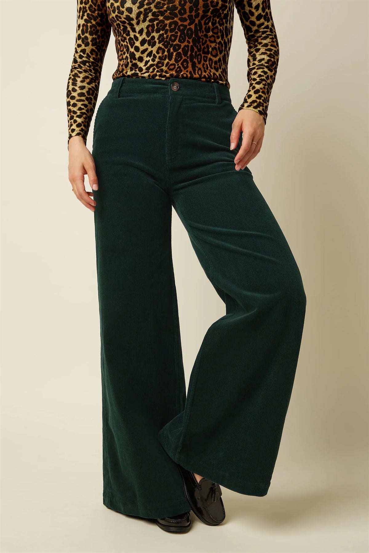 Groene corduroy Peppa Pants voor kinderen van King Louie, comfortabele en stijlvolle broek met vrolijke uitstraling.