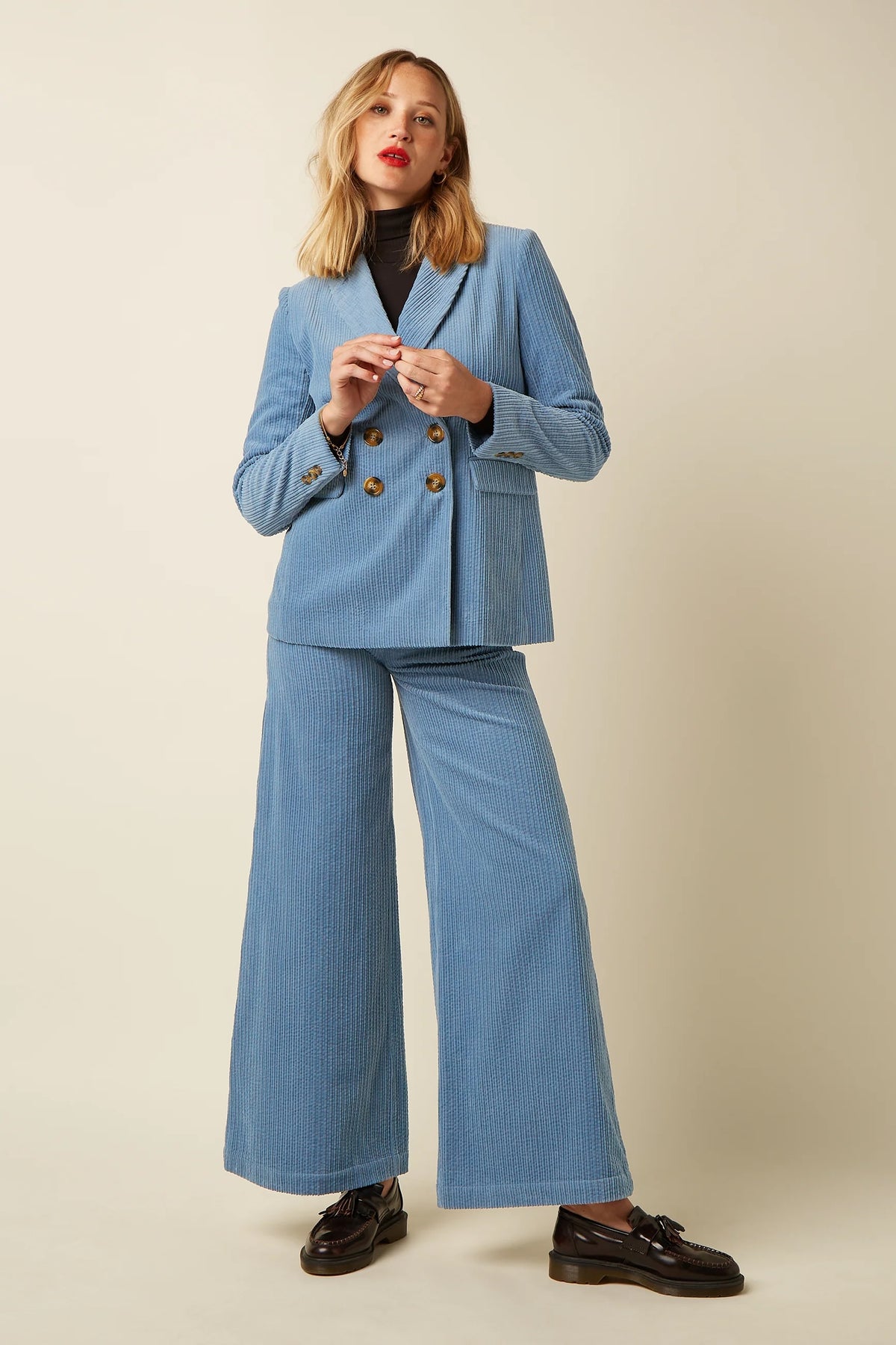 Lichtpaarse Peppa Pants Petit Birch Cord van King Louie, comfortabele meisjesbroek met knoopdetails en zachte stof.