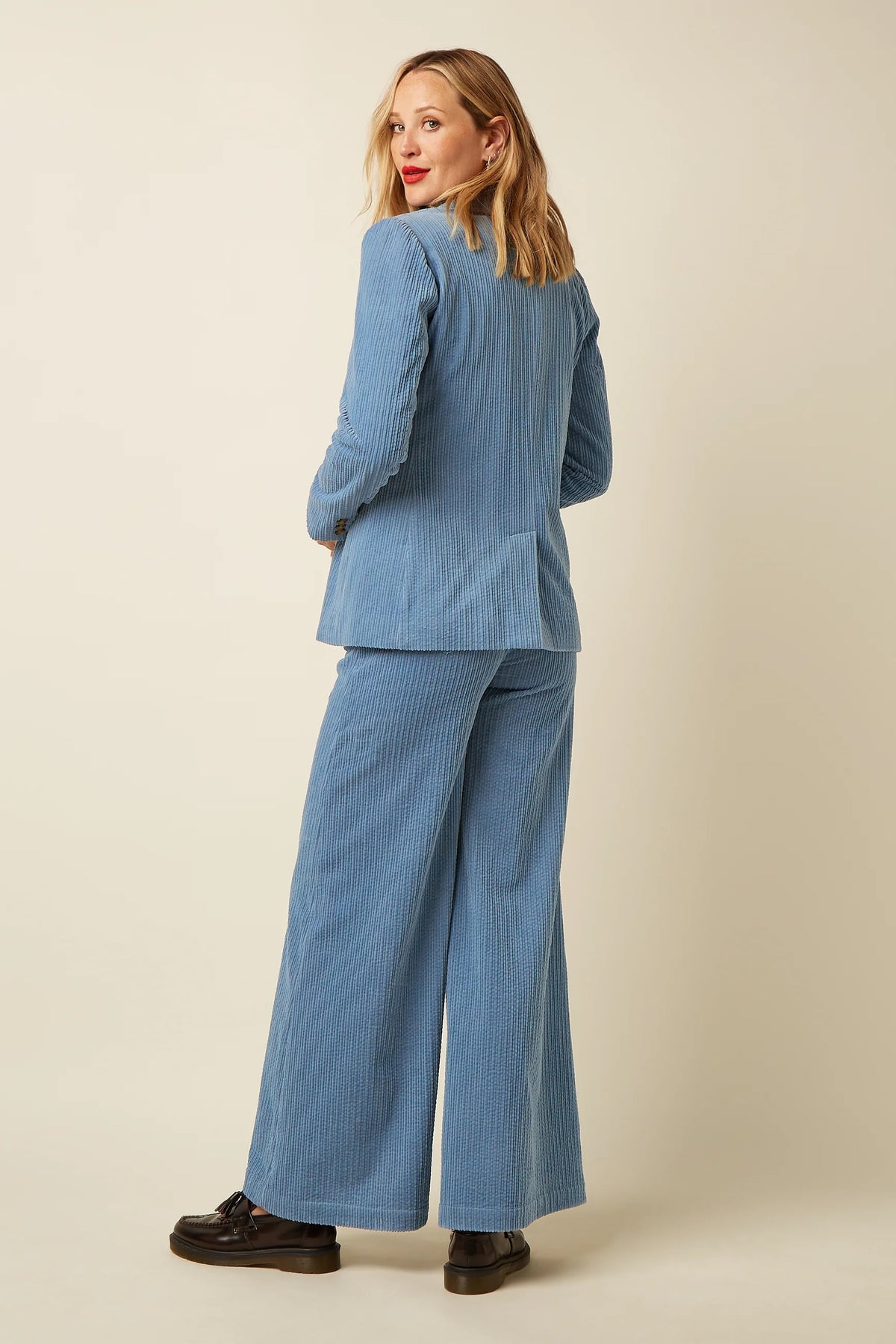 Lila Peppa Pants Petit Birch Cord van King Louie, comfortabele babybroek met knopen en elastische taille, zichtbaar op de afbeelding.