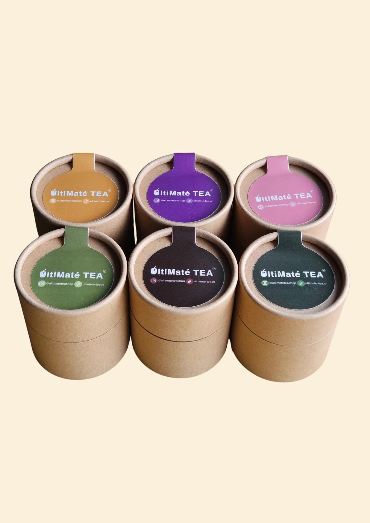 Proefpakket van Ultimate TEA met 6 kokers van 25g met diverse thee-smaken, overzichtelijk gepresenteerd op een witte achtergrond.