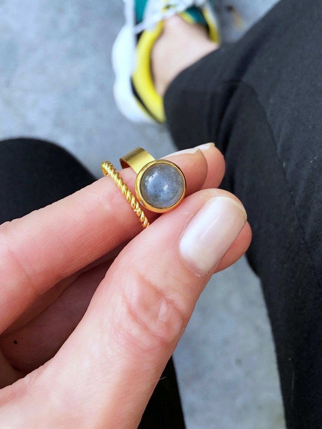 RING MET GEMSTONE IN STRAKKE ZETTING (1.0 CM) / MORE COLOURS grijs - LEEF mode en accessoires