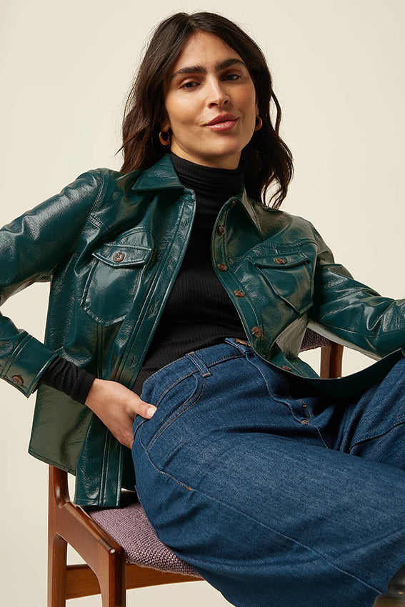 Alpine groene Reily Jacket Shine 211 van King Louie, een stijlvolle herenjas met glanzende afwerking en moderne pasvorm.