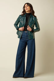 Groene Reily Jacket Shine 211 van King Louie, stijlvolle alpine kleur, modieus jasje met glanzende afwerking.
