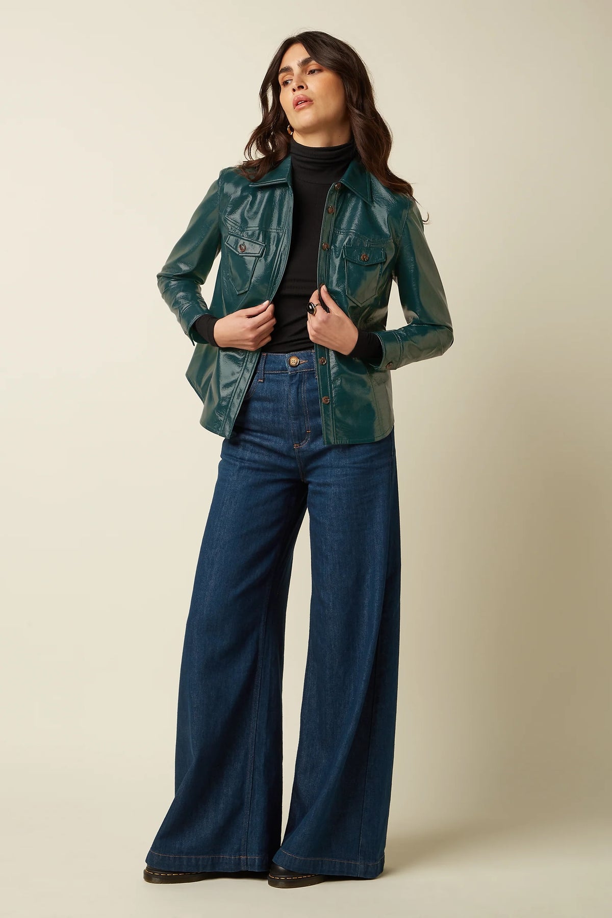 Groene Reily Jacket Shine 211 van King Louie, stijlvolle alpine kleur, modieus jasje met glanzende afwerking.