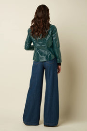 Groene Reily Jas Shine 211 van King Louie, stijlvolle alpine kleur, close-up van de glanzende afwerking en details.