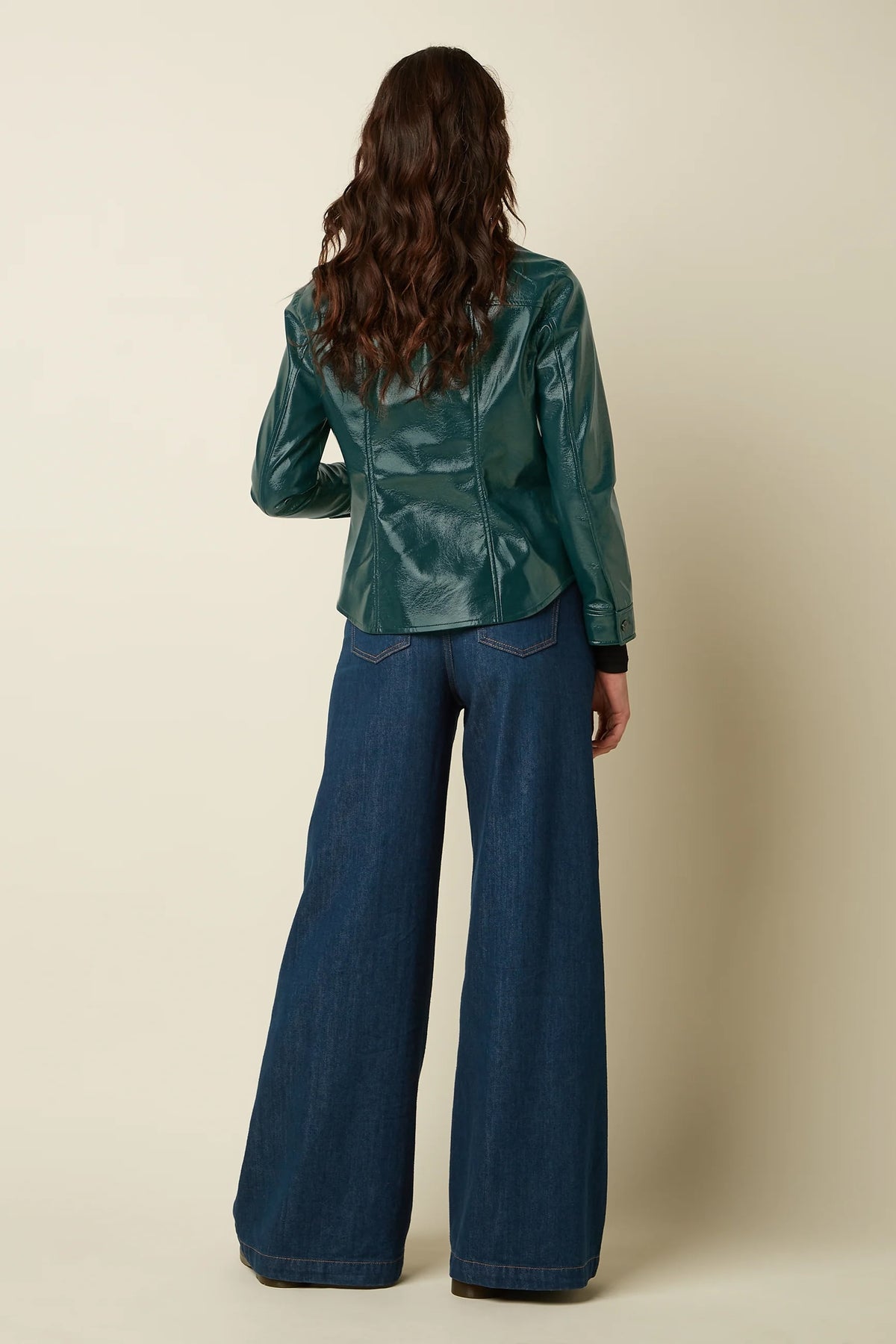 Groene Reily Jas Shine 211 van King Louie, stijlvolle alpine kleur, close-up van de glanzende afwerking en details.