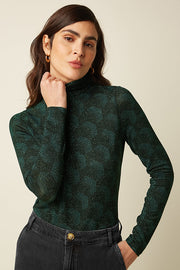 Groene rollneck top Noha 200 van King Louie, close-up van de gebreide hals en zachte stof.