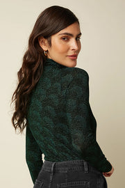 Groene rollneck top van King Louie, Noha 200, met hoge kraag en comfortabele pasvorm, gedragen door een model.